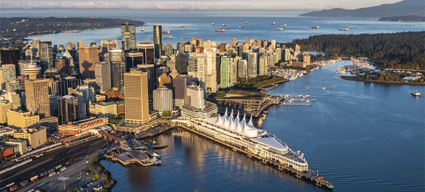 Vancouver Full-Day Small Group City Sights by Bus & Zodiac Boat