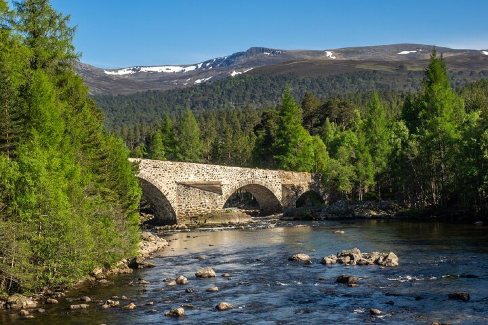 Private Balmoral Walking Tour to Queens Secret Cabin & the Castle