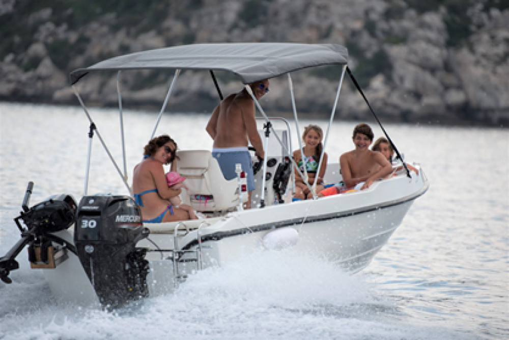 Full-Day Boat Rental to Explore Southern Milos Beaches (FunBoat 490)