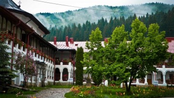 A picture of Iasi and The Painted Monasteries from Bucharest