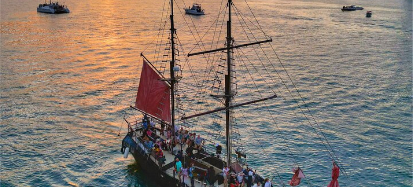 Cartagena, CO: Sunset Skyline Bay Tour on a Pirate Boat + Drinks
