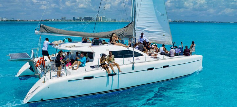 Cancún Catamaran to Isla Mujeres with Snorkeling, Open Bar & Lunch