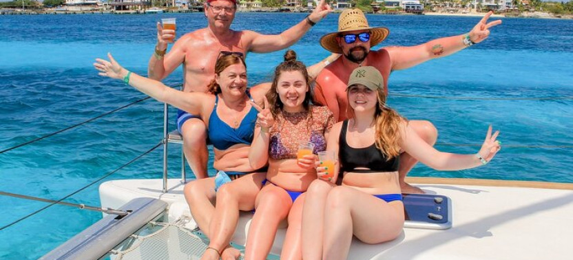 Cancún Catamaran to Isla Mujeres with Snorkeling, Open Bar & Lunch