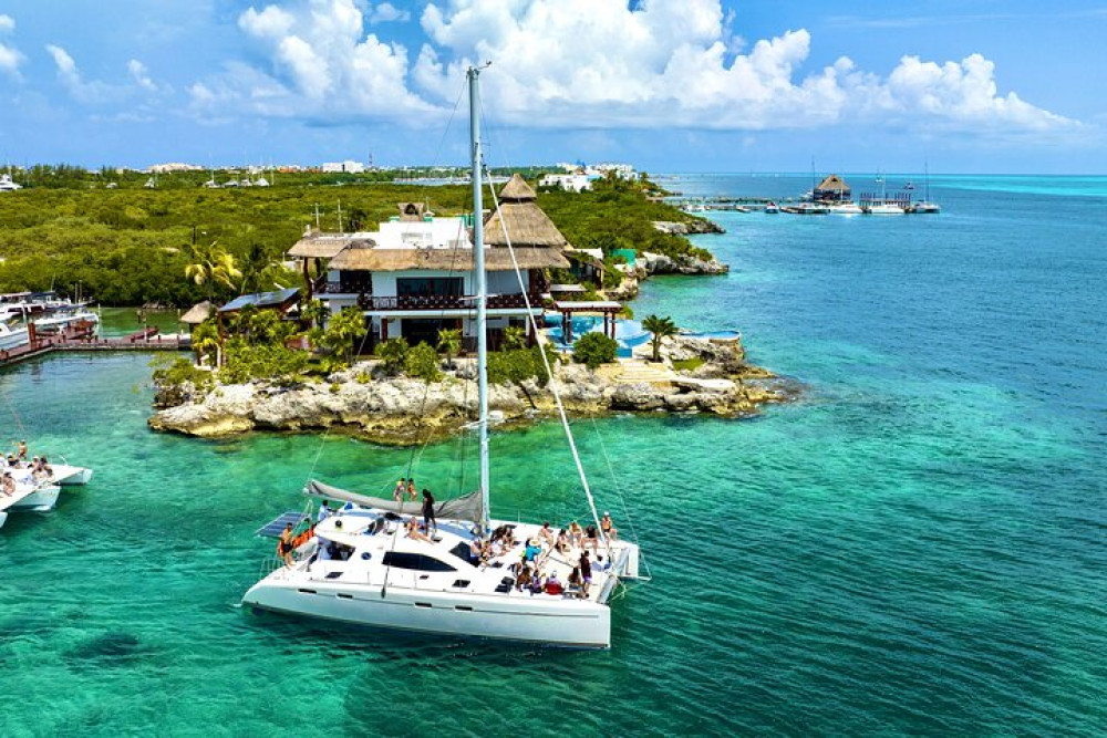 Cancún Catamaran to Isla Mujeres: Snorkel, Open Bar & Lunch