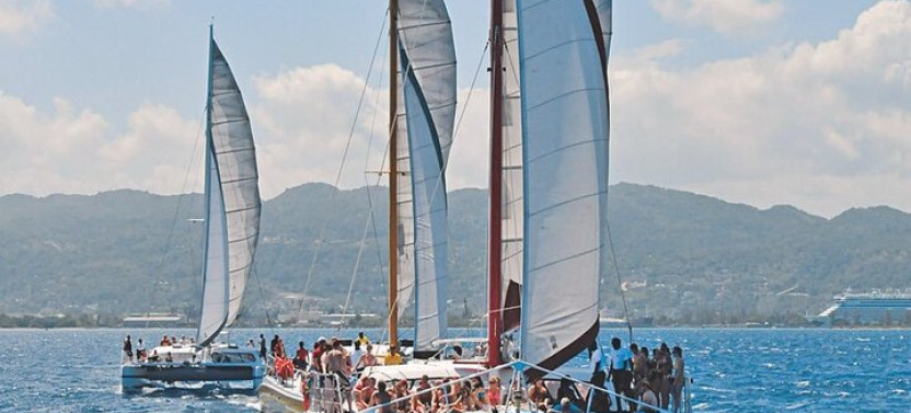 Montego Bay Catamaran: Snorkel Tour with Open Bar & Reggae DJ