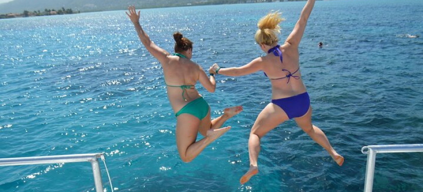 Montego Bay Catamaran: Snorkel Tour with Open Bar & Reggae DJ