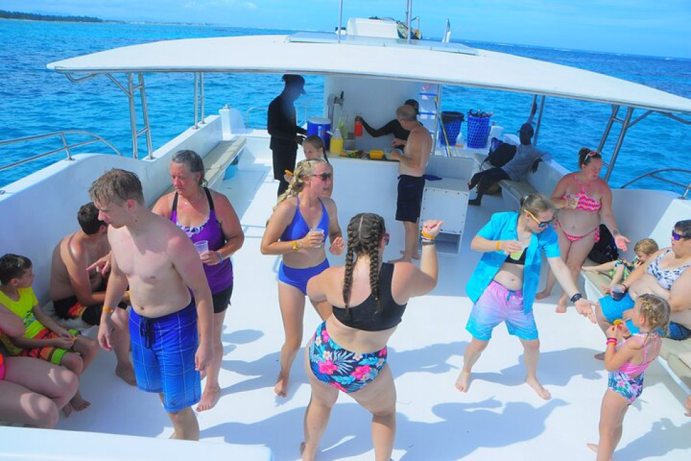Private Catamaran Cruise – Open Bar, Beach & Snorkeling