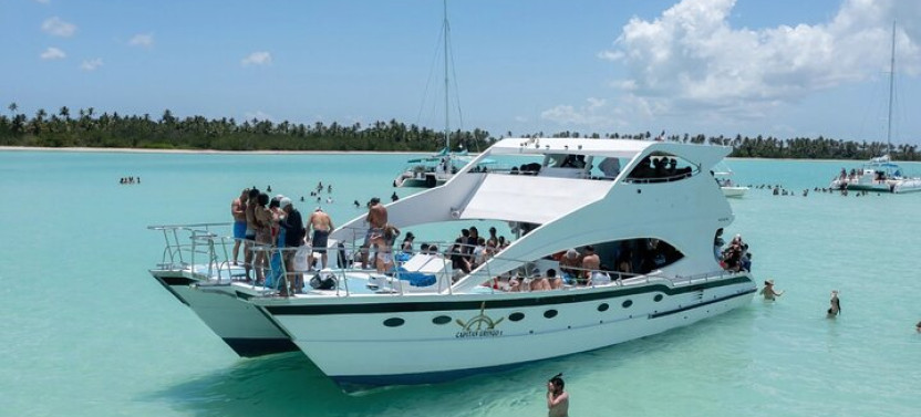 8-Hour Private Catamaran to Isla Saona & Palmilla with an Open Bar