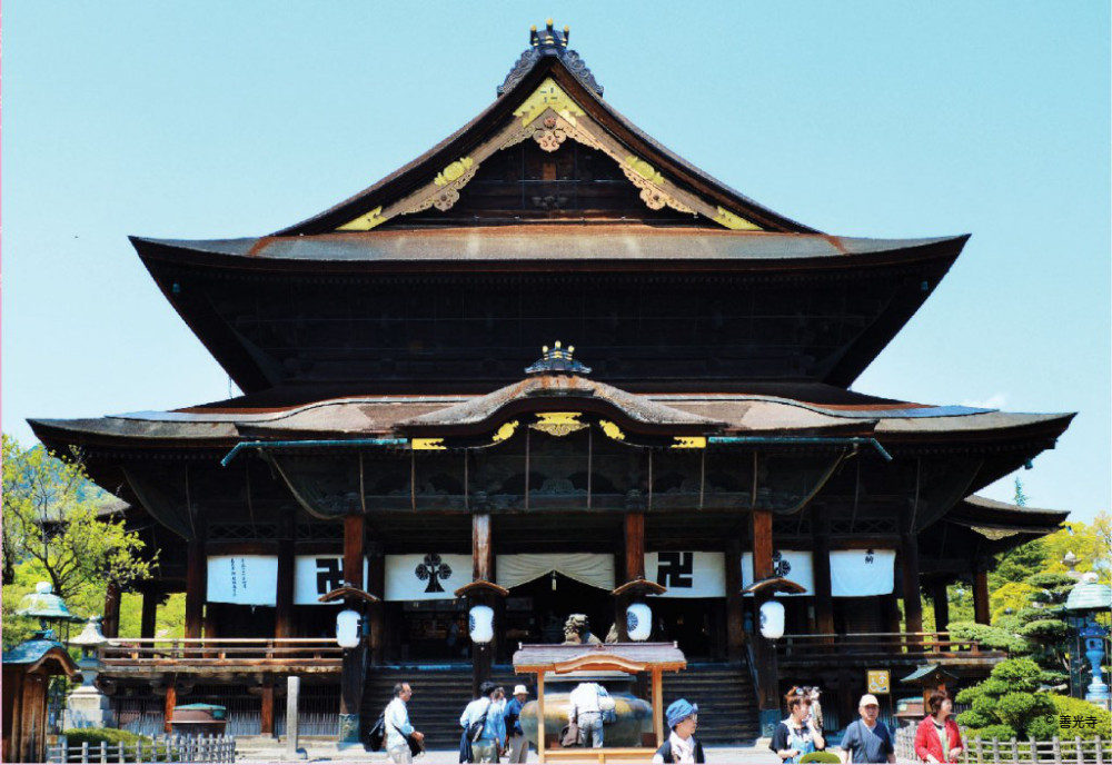 1-Day Winter Tour From Nozawa Onsen: Snow Monkeys, Zenko-ji Temple & Sake