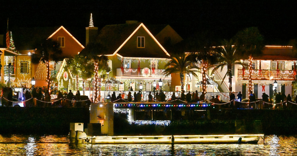 Nights of Lights Viewing Boat with Complimentary Drinks and Light Snacks
