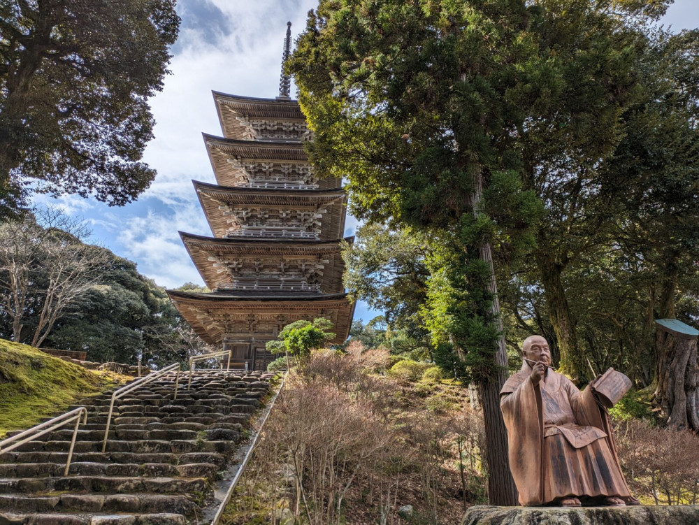 Kanazawa to Hakui Tour: Relaxing Beaches, Historic Temples & UFOs