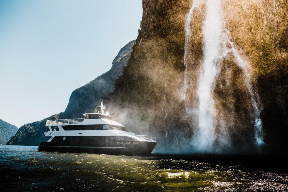 Milford Sound Heli-Cruise-Heli Ultimate:Helicopter Flight & Boutique Cruise