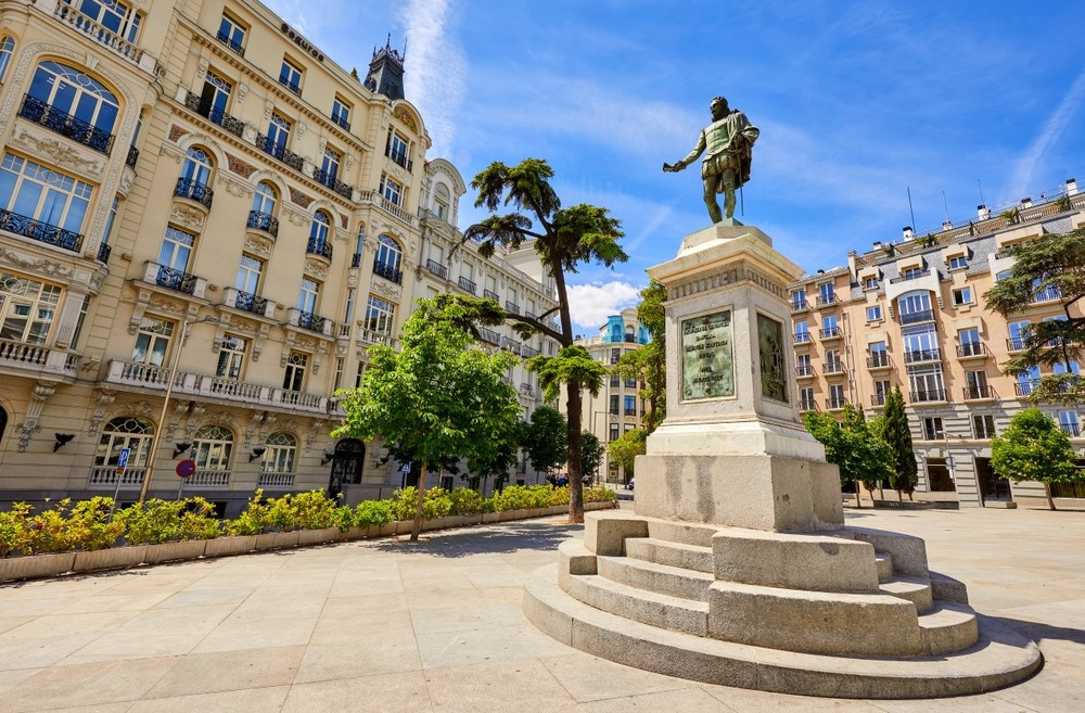 Madrid: Private Walking Tour of Habsburg Madrid with Beer or Wine