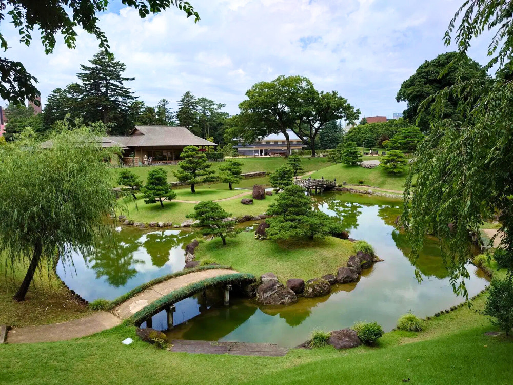 Kanazawa Walking Tour: Gold Leaf, Sushi & Historic Highlights