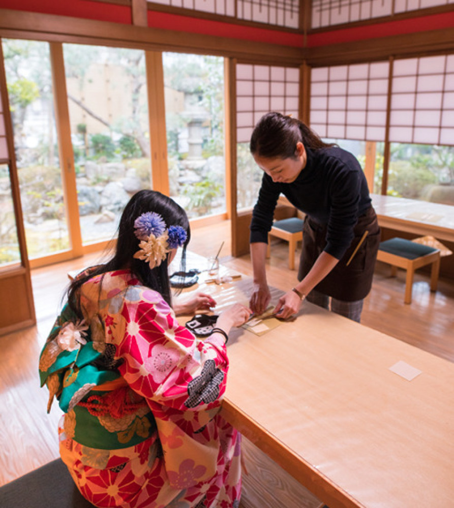 Kanazawa Walking Tour: Experience Gold Leaf, Japanese Sweets & Ninja Stars