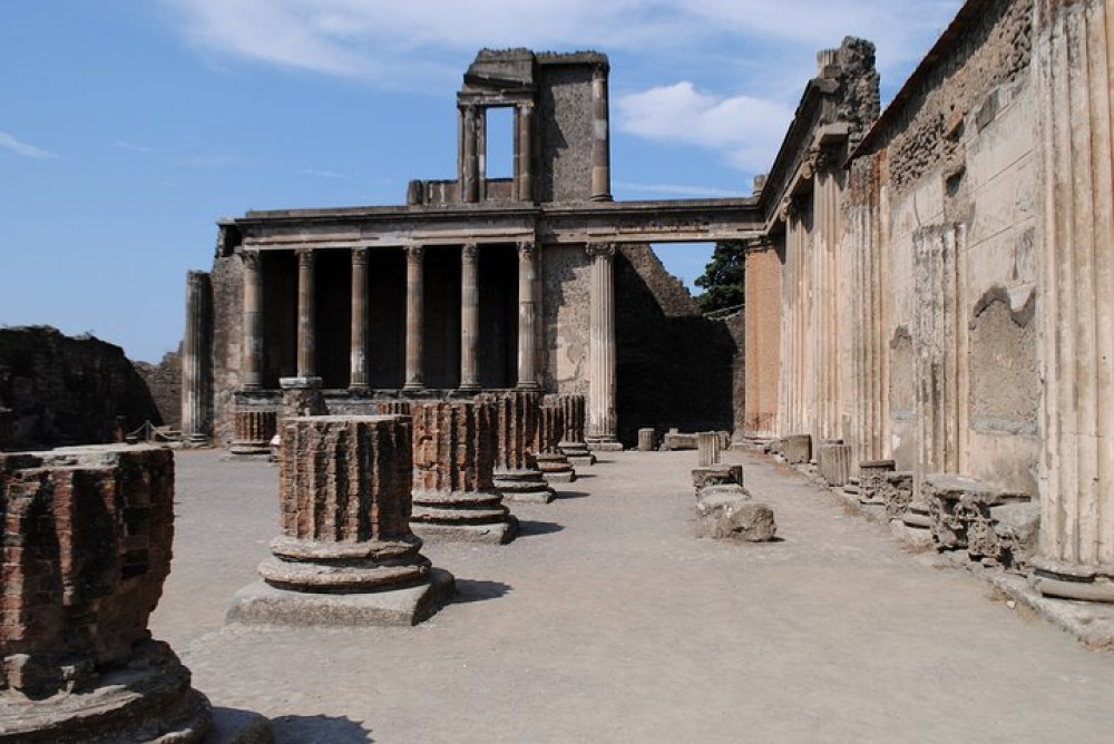 Small Group Guided Tour of Pompeii Ruins with Tickets from Naples
