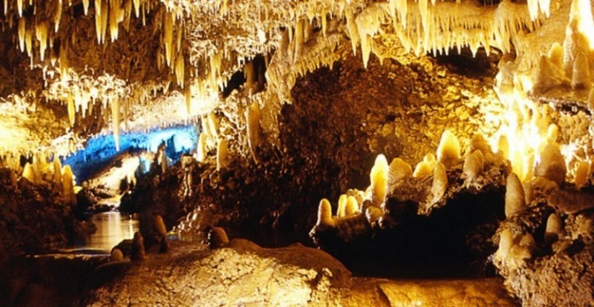 Harrison's Cave and Submarine Tour