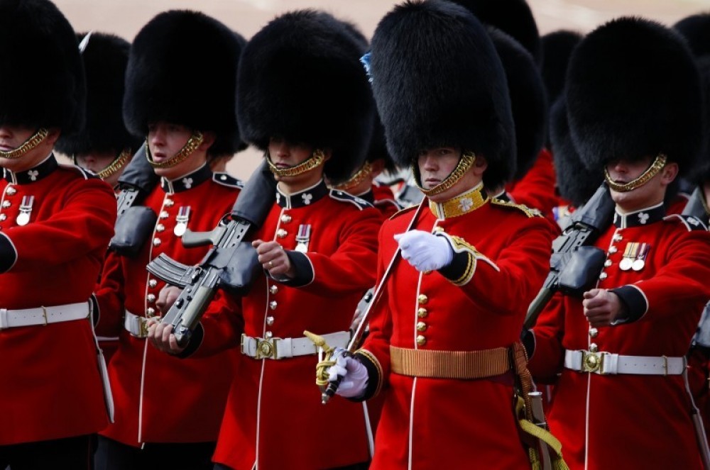 Tour of London with Changing the Guard & Private Cruise + London Eye Option