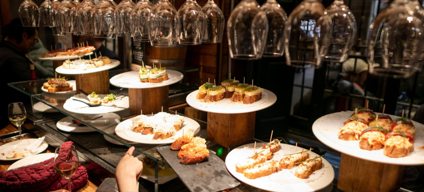 Barcelona Side Streets Tapas & Wine Tour with Eating Europe