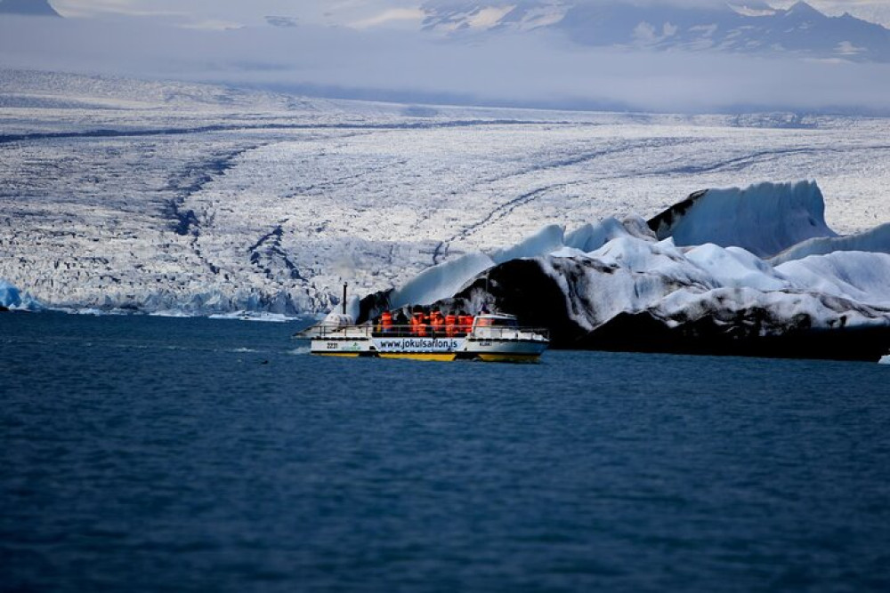 Diamond Beach and Jökulsárlón Day Tour with Boat Ride
