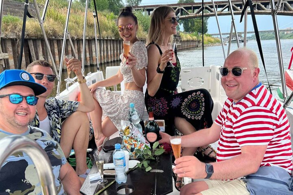 10-Person Motorboat Rental 2 Hours