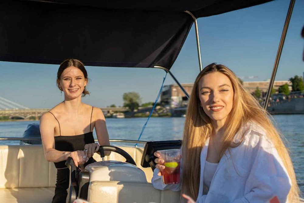 5-Person Motorboat Rental in Warsaw for 2 Hours