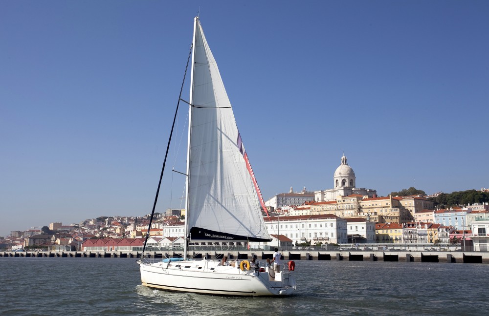 Small Group Sailing - Day Tour