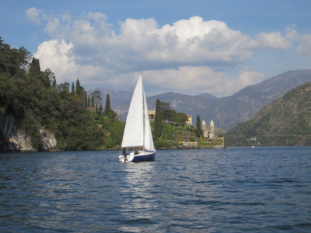 Villas and Flavors of Lake Como Walking and Boating Tour