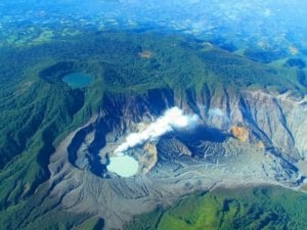 Private Tour: Great Flight Over Poás or Irazu Volcano