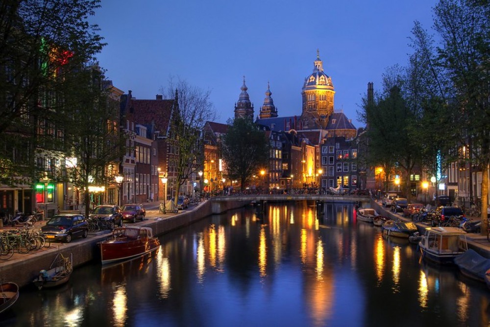 canal tour amsterdam evening
