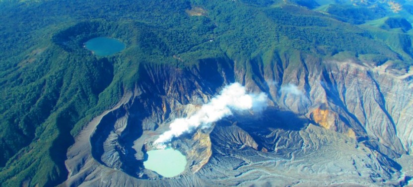 Private Tour: 1 Hour Flight Helicopter Over Poas or Irazu Volcano