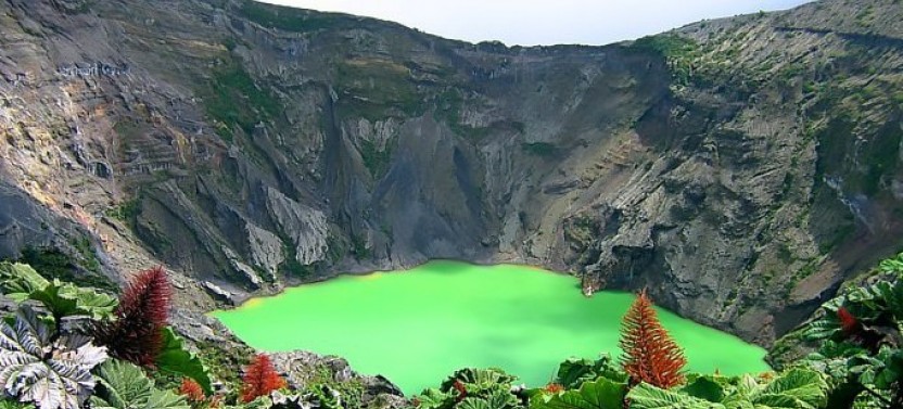 Private Tour: 1 Hour Flight Helicopter Over Poas or Irazu Volcano