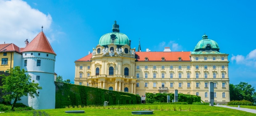 Private Drive: Trip Klosterneuburg and Kreuzenstein from Vienna