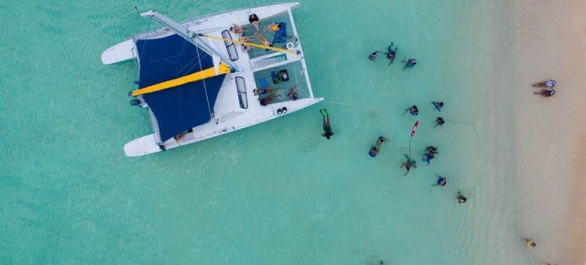 Catamaran Barefoot IV 5 hour Sailing and Picnic Trip