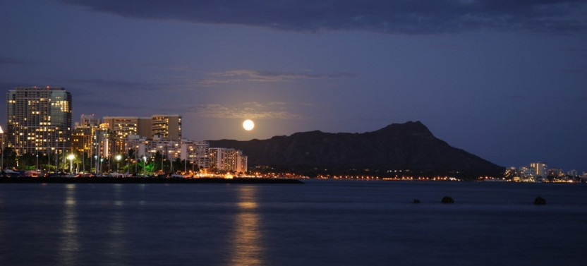 Private Exclusive Mahina Moonlight Charter