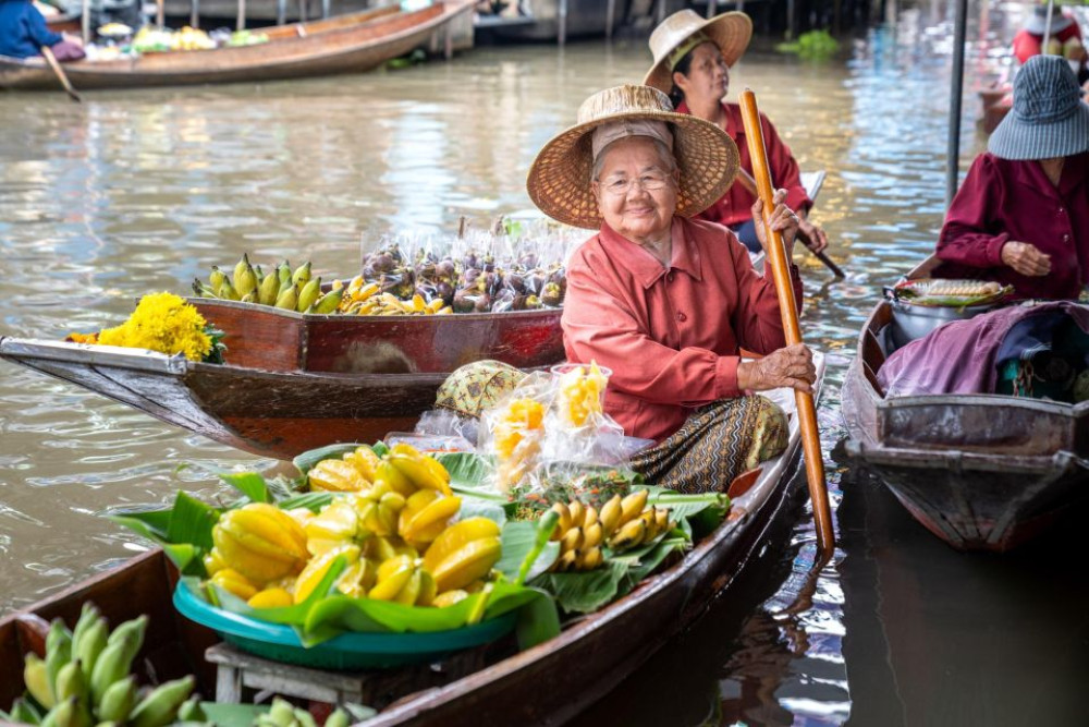 Bangkok: Damnoen Saduak Floating Market Tour with Transfer in City Outskirt