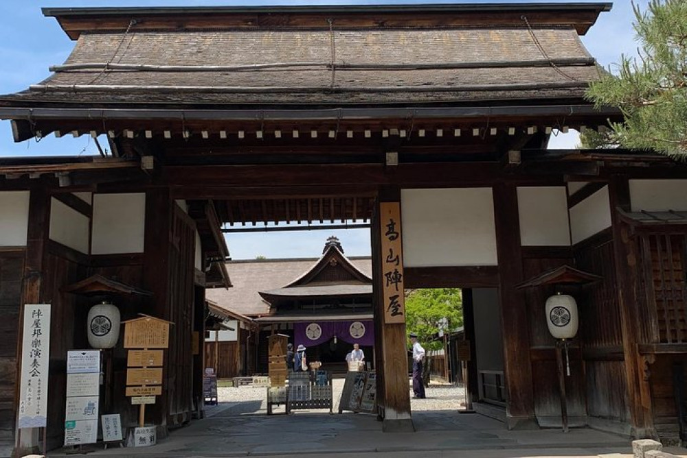 Takayama Old Township Walking Tour with a Local Guide (about 20min)