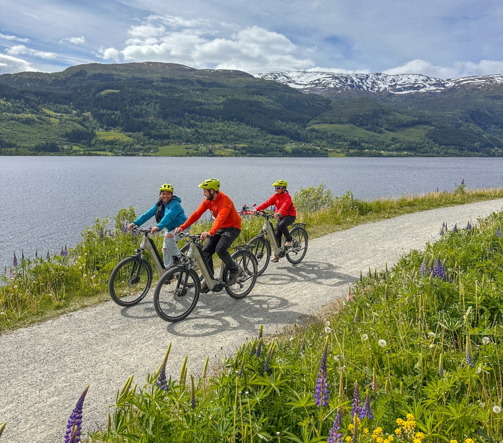 E-Trekking around Lake Vangssvatnet