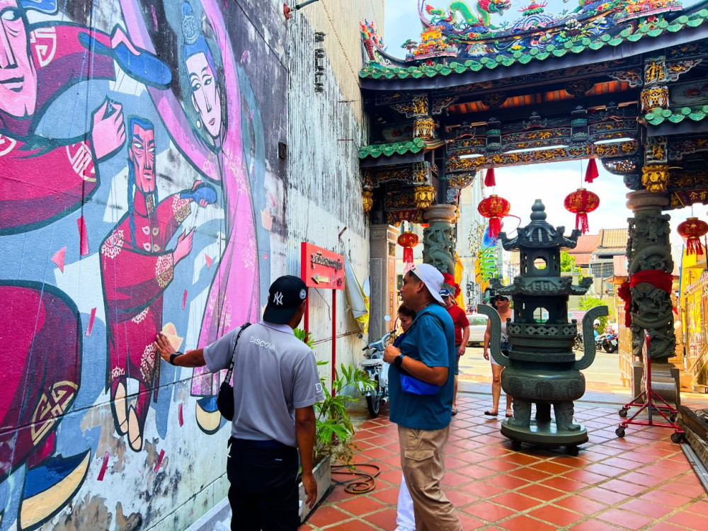 Phuket: Private City Tour and Cooking Class with Phothong Ride