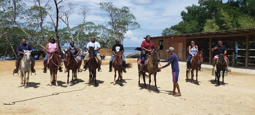 Roatan Combo Tour: Jungle Horseback Riding And Beach Break