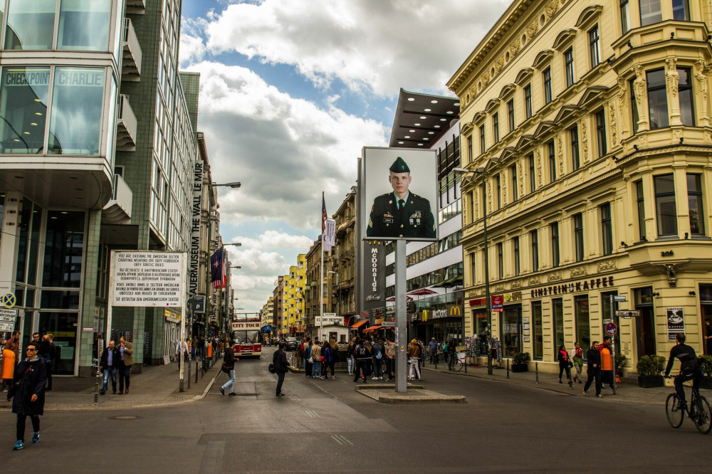 free walking tour berlin cold war