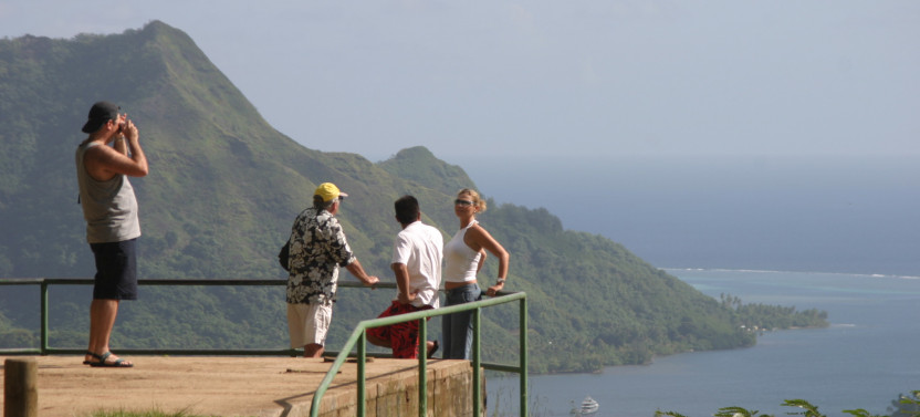 Mo’orea Circle Island Driving Tour