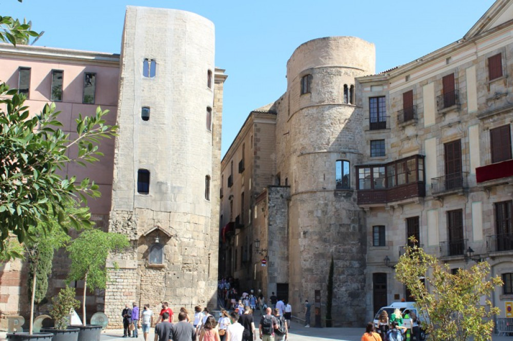 Barcelona: Walking tour Gothic Quarter and Ramblas with boat trip