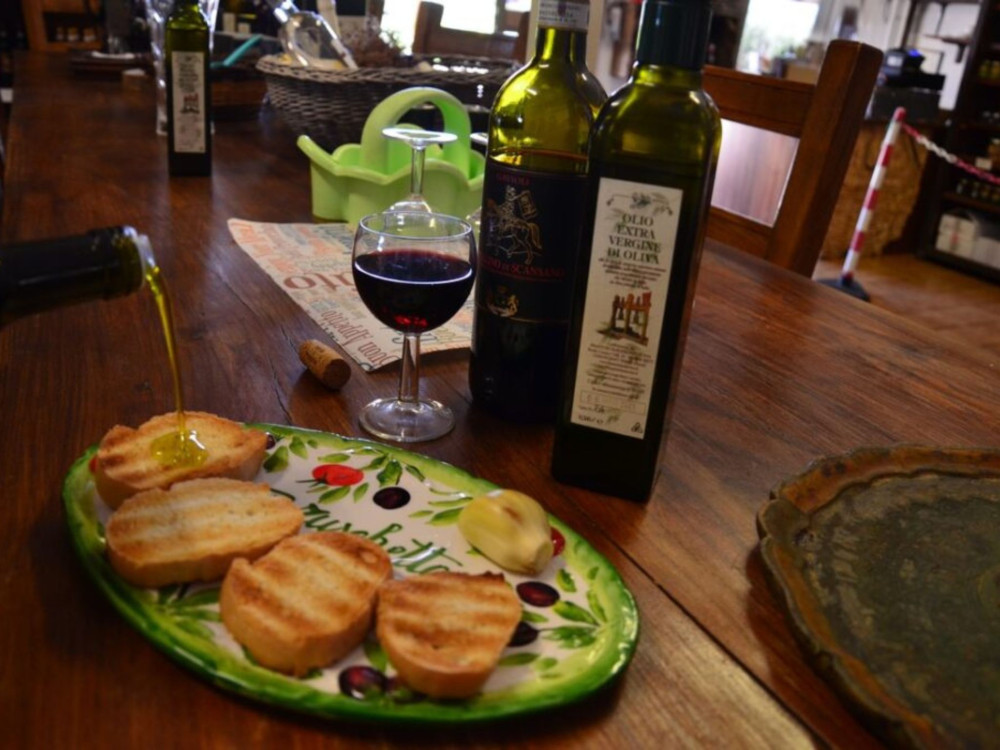 Small Group: Olive Mill Tour with Oil and Food Tasting in Chianciano