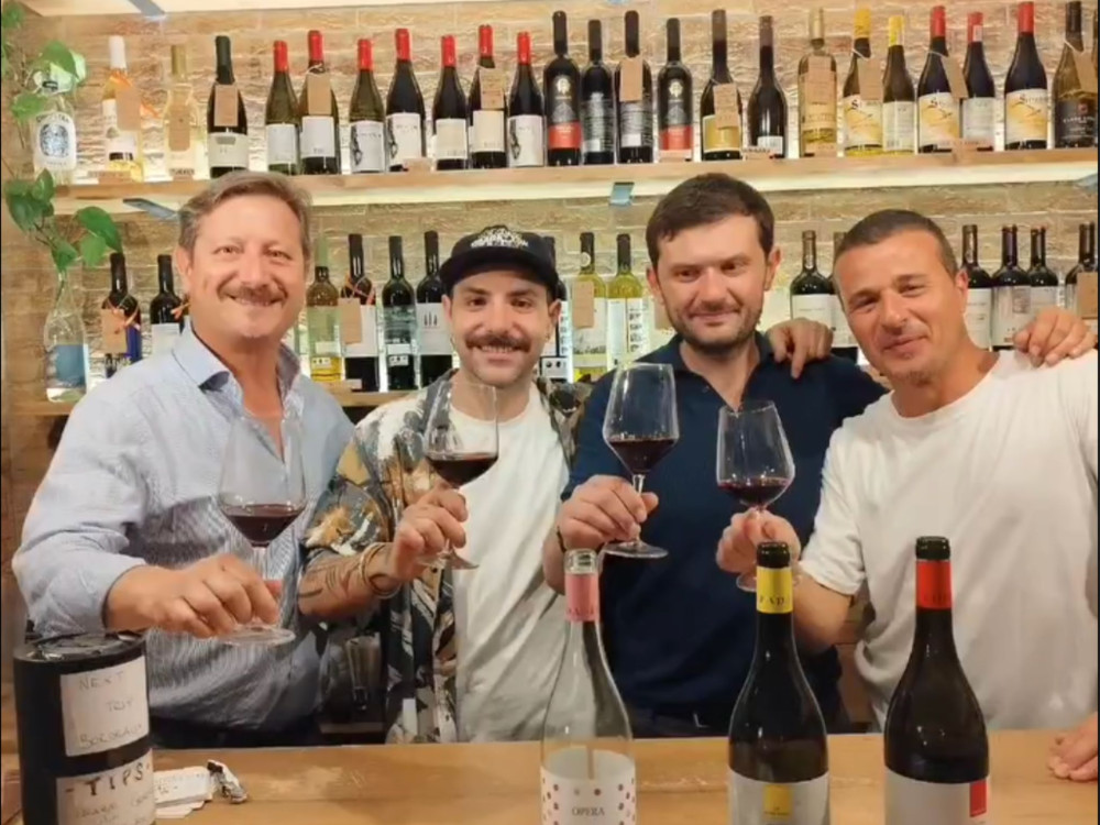 Small Group Wine Tasting Experience with Local Food Pairings in Naples
