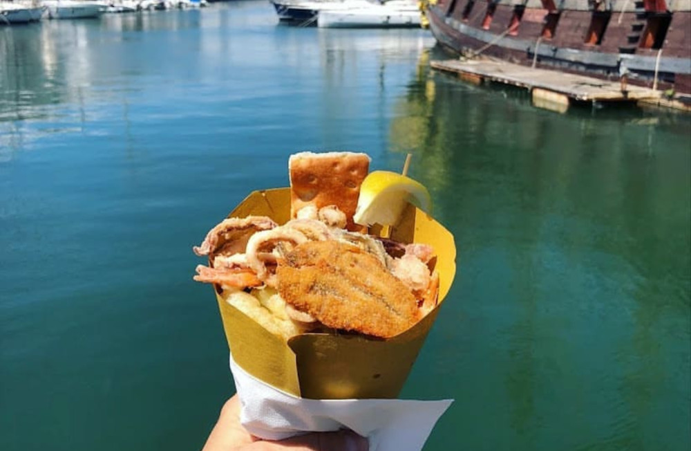 Small Group: Guided Food Tour with Wine Tastings in Genoa