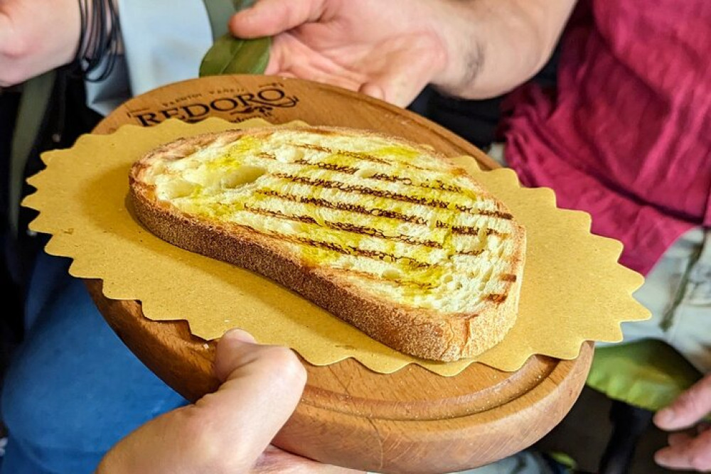 Small Group: Guided Food Tour with Wine Tasting in Verona