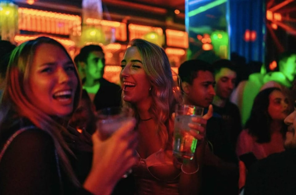 Rotterdam: Ludwig's Private Pub Crawl with VIP Club Entry