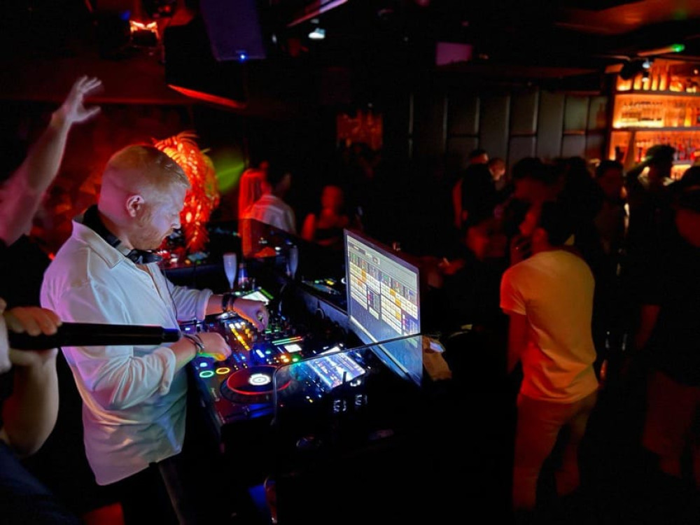 Amsterdam: Ludwig's Red Light Pub Crawl with VIP Club Entry