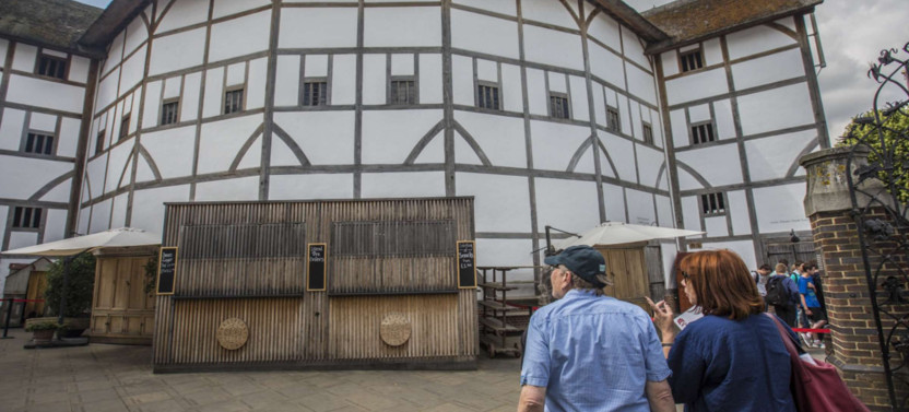 Private Expert-led Theater History Walk in London